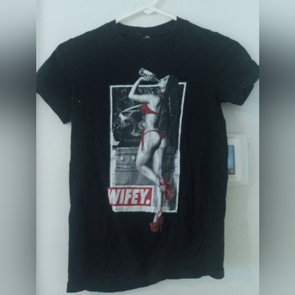 A t-shirt - Picture 1 of 3